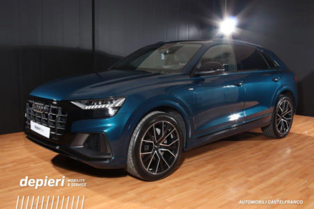 AudiQ8 TL021143